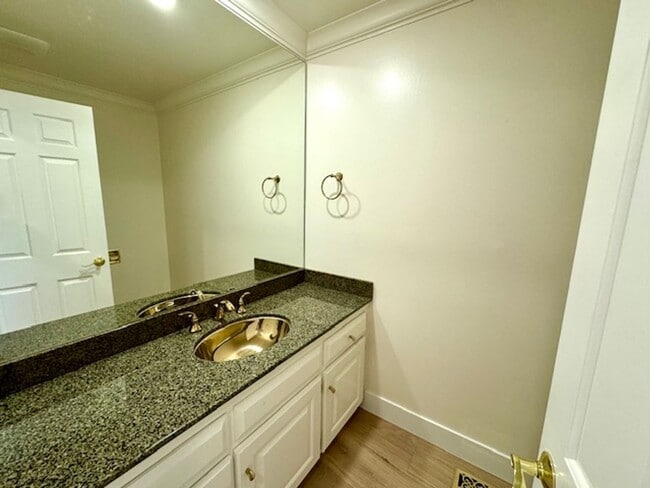 Building Photo - Tri-level townhome in highly desirable Dia...