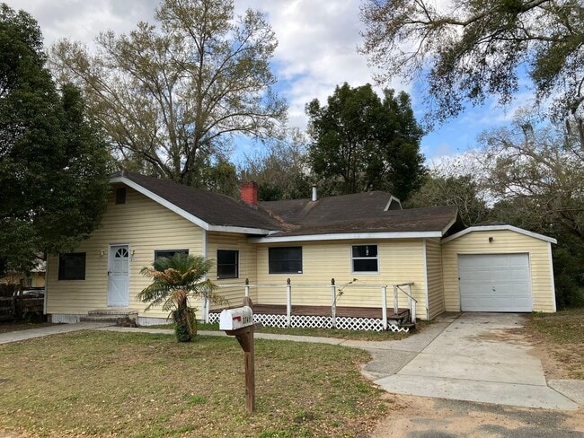 Building Photo - HUGE Dade City 3BR/1BA/1 Car Garage Home w...