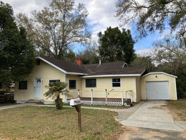 Building Photo - HUGE Dade City 3BR/1BA/1 Car Garage Home w/Tons of Living Area! NO APPLICATION FEE!
