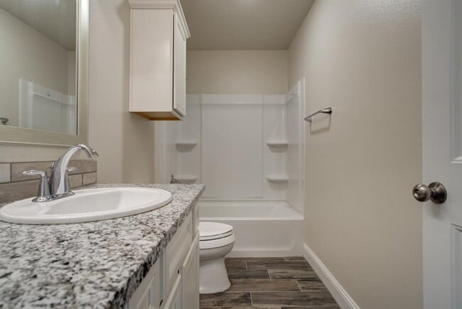 Building Photo - Immaculate newer 4/3/2 1/2 block from Quin...