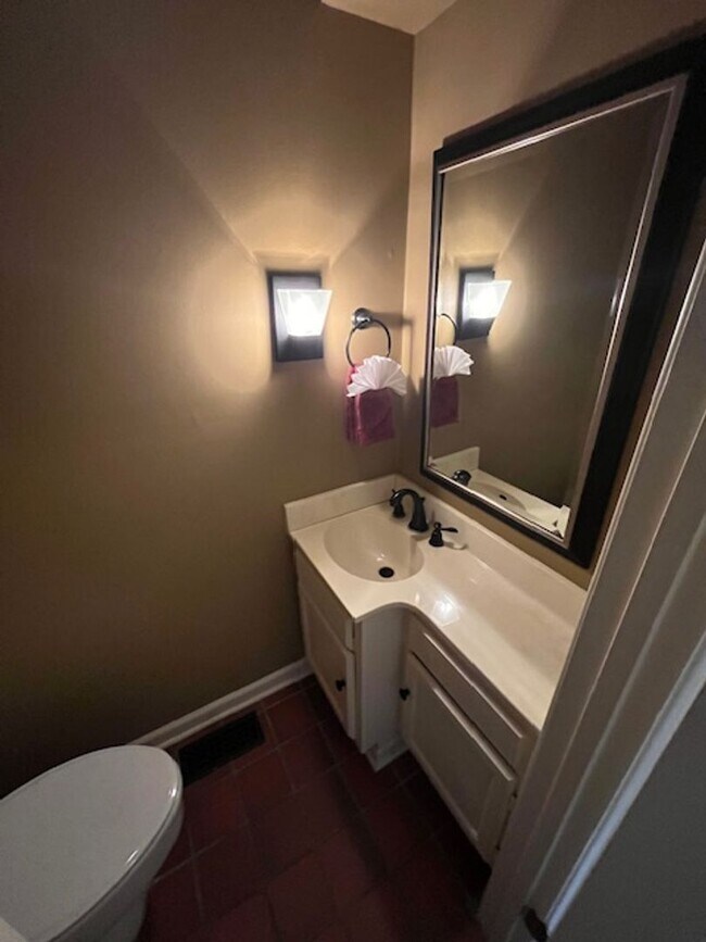 Building Photo - Elegant Colonial Style 2 Bedroom 2 and a half Bathroom Townhome in Little Rock