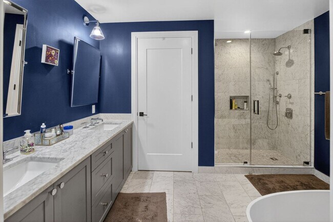 Building Photo - Stunning 2BR/2BA Luxury Condo // Capitol Hill Views // Garage Parking included