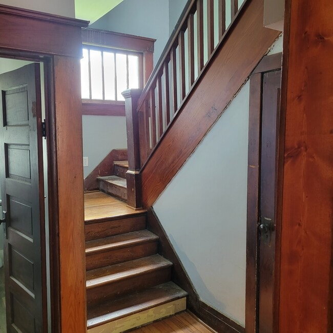 Building Photo - 709 College Dr