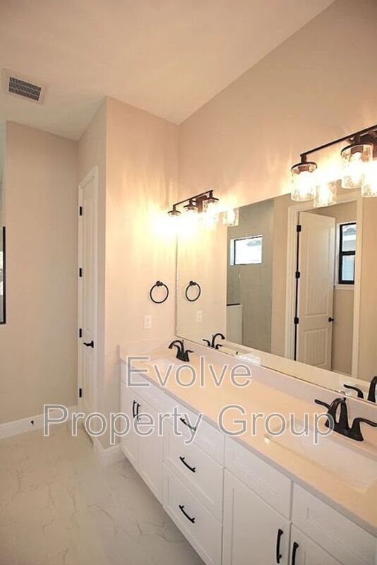 Building Photo - 20 Del Palma Dr