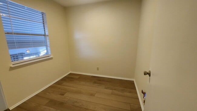 Building Photo - 1214 Hi Stirrup