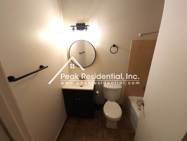 Building Photo - Spacious 2bd/1ba Sacramento Fourplex