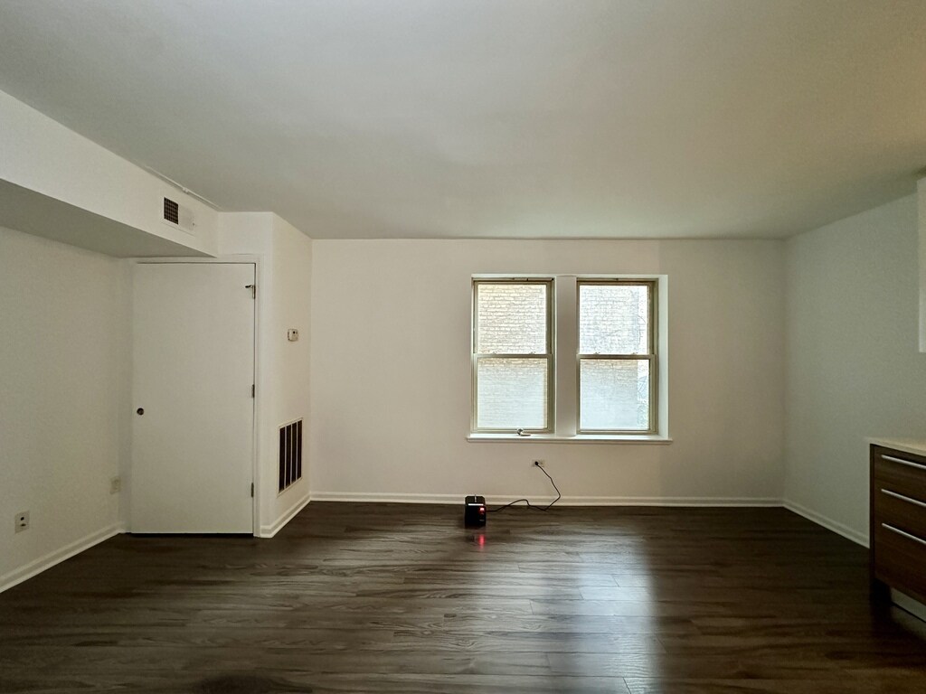 Building Photo - 925 W Carmen Ave