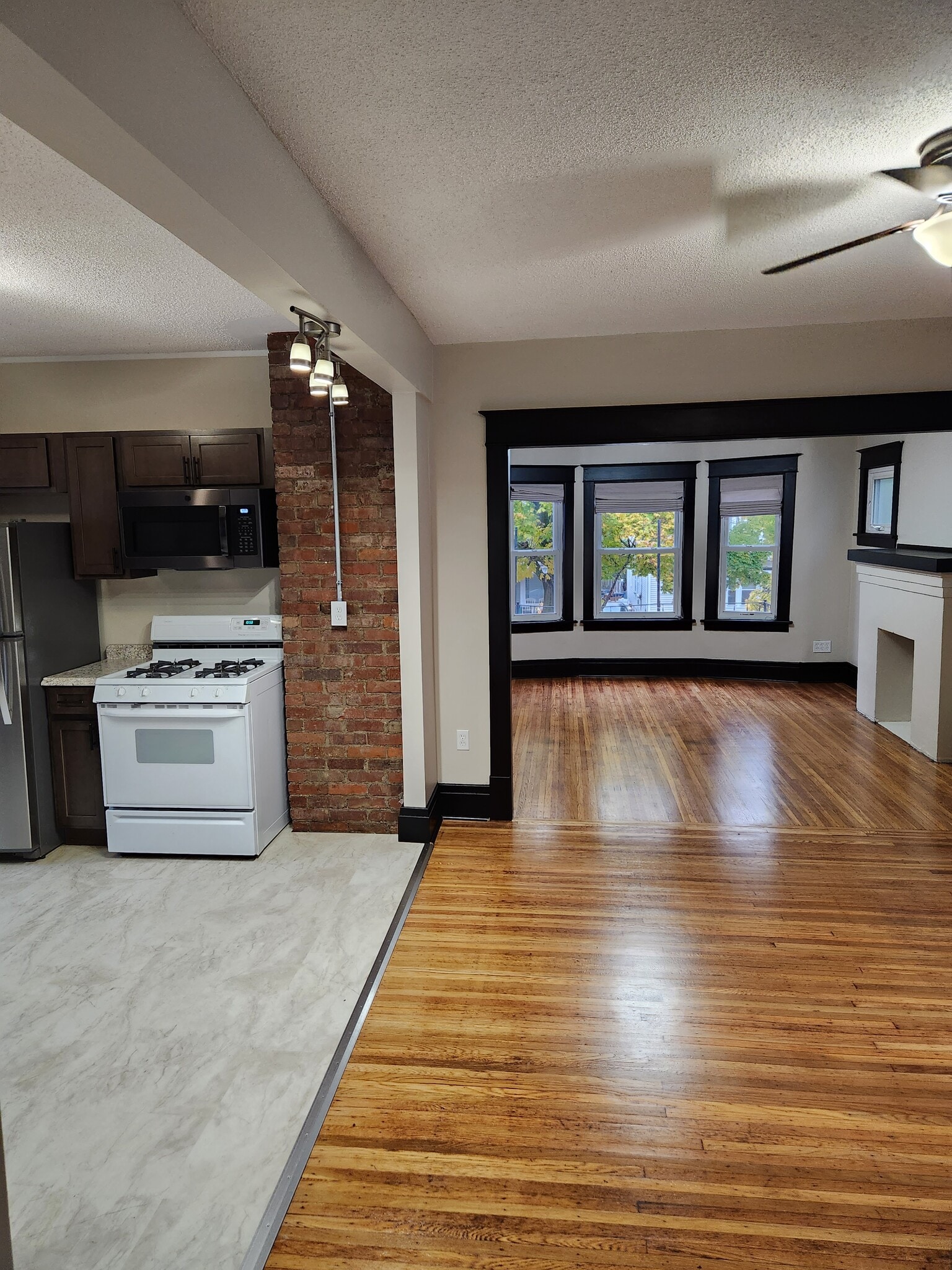 Building Photo - 17 Meriden St