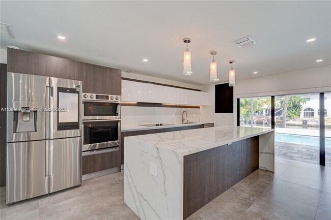 Building Photo - 2305 Magnolia Dr