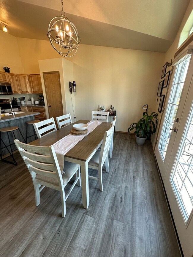 Building Photo - Large 3bd, 2.5 Bath Townhome for Rent in N...