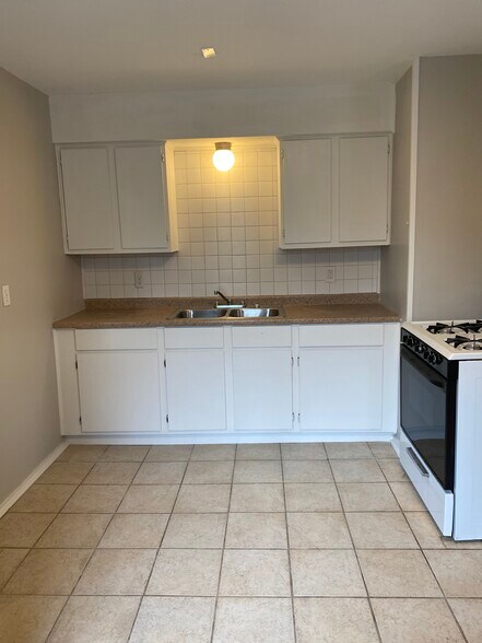 kitchen complete with gas stove - 4422 Bell St