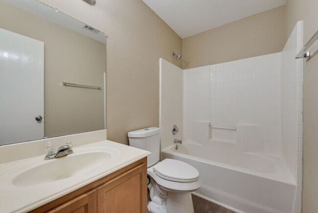 Building Photo - Newly updated home ready for move in