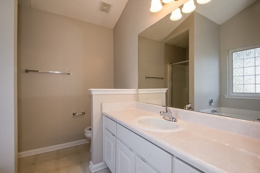 Building Photo - 310 The Gables Dr