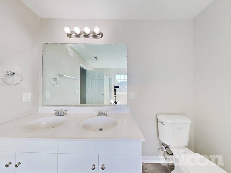 Building Photo - 4616 Village Square Ct