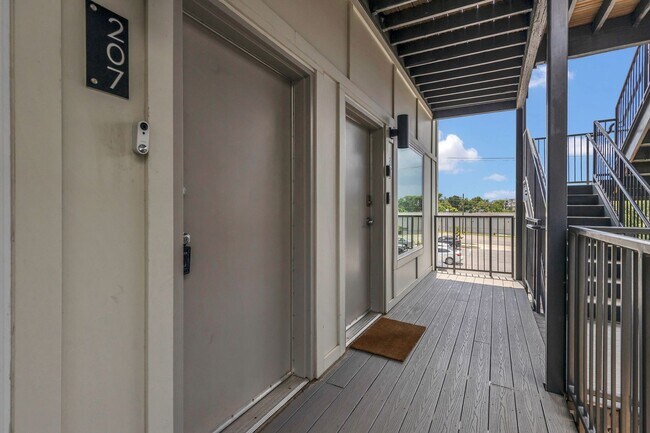 Building Photo - Simple living?  We got you.  $1200/mo water and laundry included in this 1 BR condo.