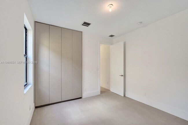 Building Photo - 4100 E Gardenia Ave