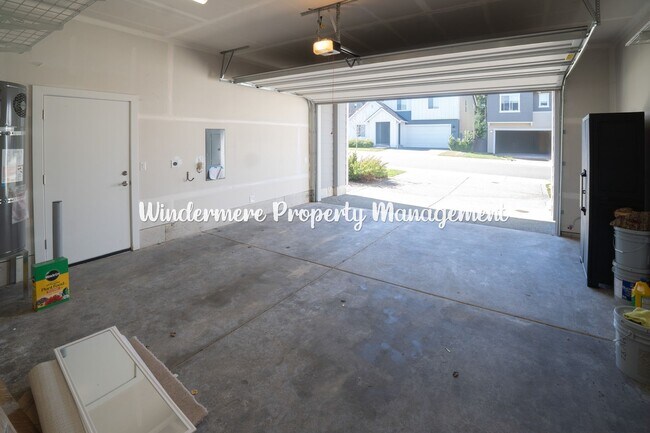 Building Photo - Stunning and spacious 5 bed in McCormick Village!