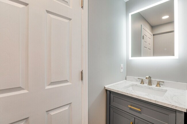 Building Photo - 31 Diane Dr