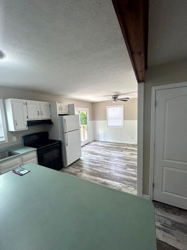 Building Photo - Beautiful 3-Bed Home in Prime Jeffersontown Location!
