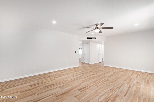 Building Photo - 1337 E Northshore Dr
