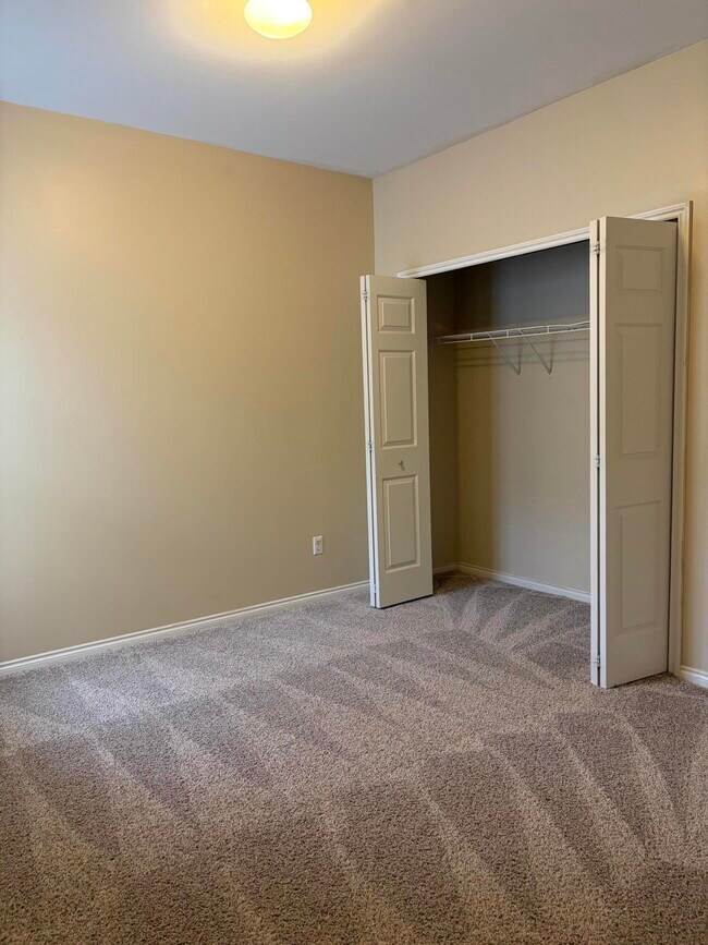 Building Photo - 534 Constitution St