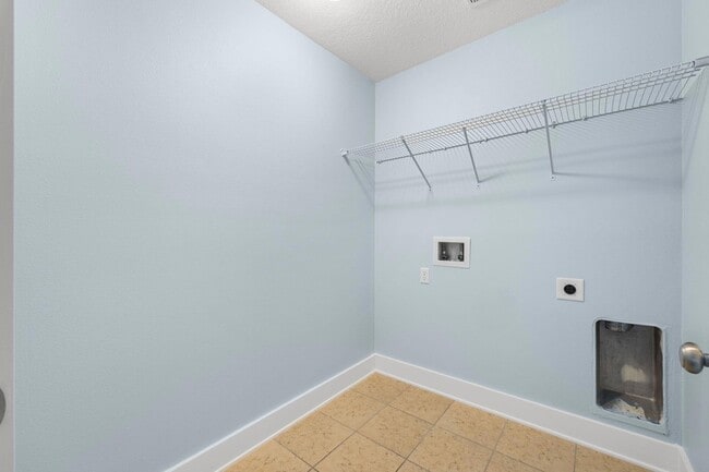 Building Photo - 140 Kinley Ave