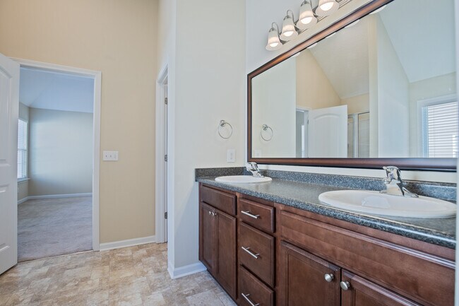 Building Photo - 678 Red Oak Ln