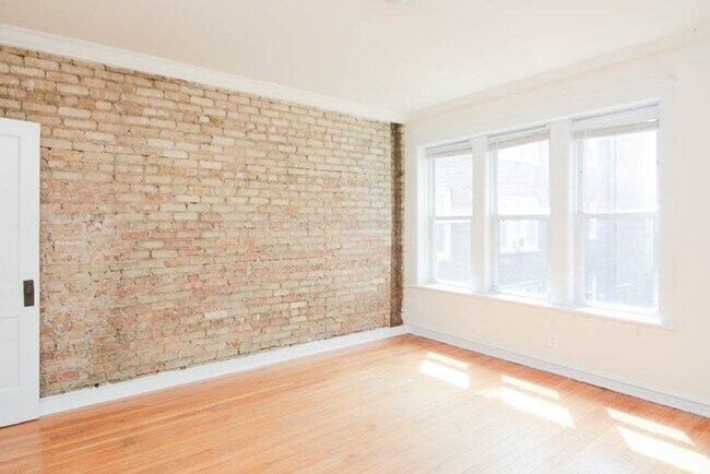 Building Photo - 3042 W Wellington Ave