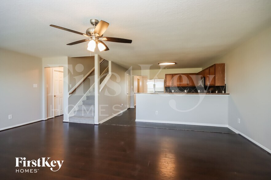 Building Photo - 5619 Cinnamon Lake Dr