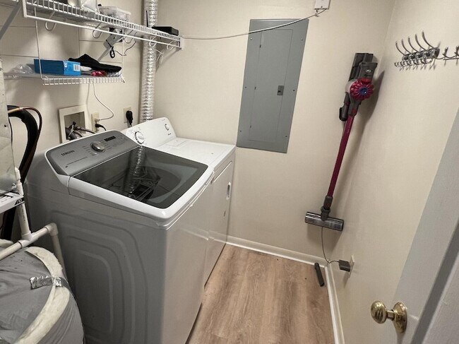 Building Photo - 1468 Taramore Dr