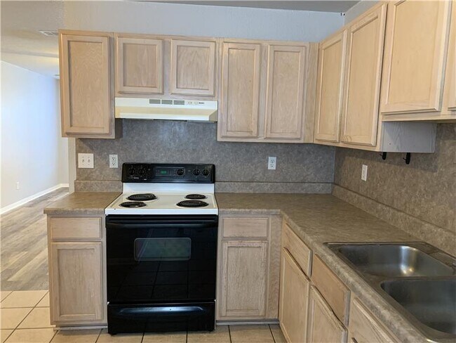 Building Photo - 2807 Cantabrian Dr