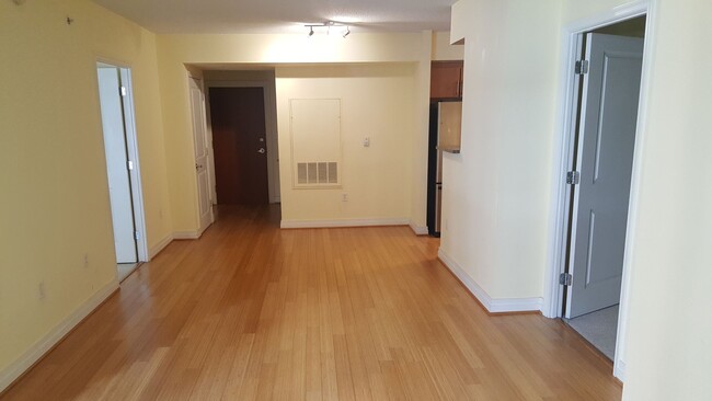 Building Photo - Updated 1 Bedroom Condo with Office and Ga...