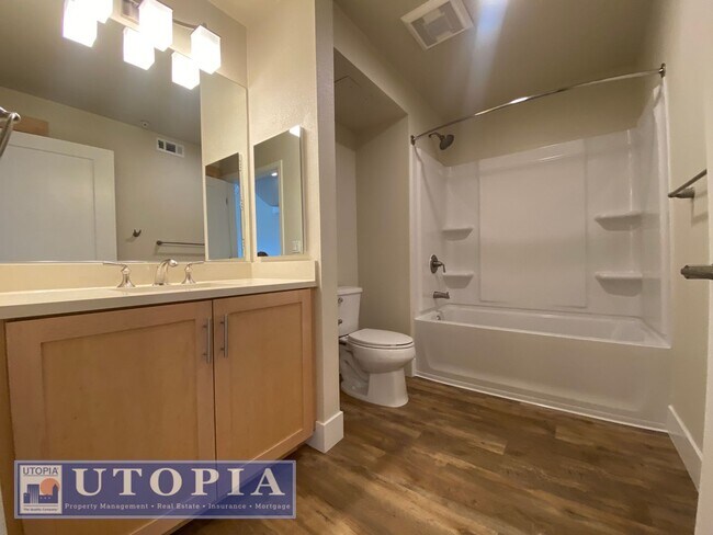 Building Photo - Beautiful, top floor apartment located in ...