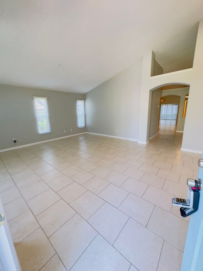 Building Photo - Beautiful 4 bedrooms 2 baths single family...