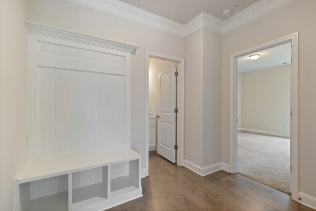 Building Photo - House Beds - 5 Baths - 4