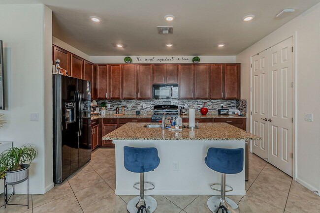 Building Photo - Modern Comfort Meets Smart Living in Vail!