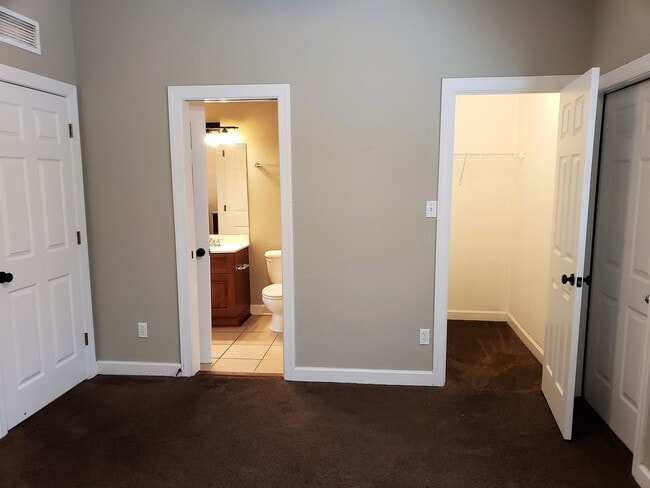 Building Photo - 3 bedroom townhome in gated community with...