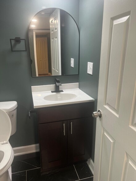 Building Photo - 6164 N Hamilton Ave