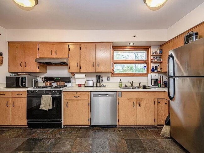 Building Photo - Marvelous 4 Bed 2.5 Bath House In Quarry H...