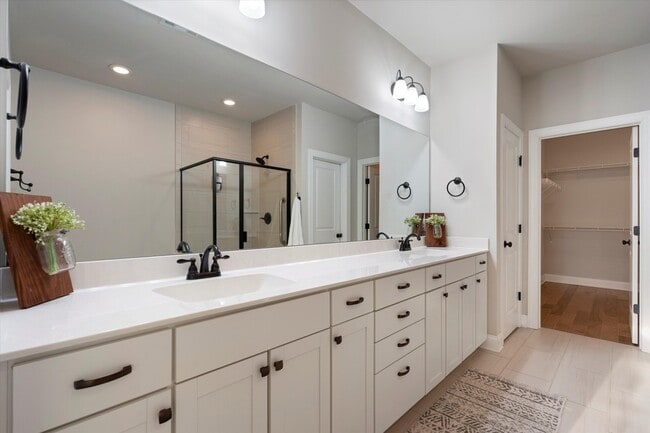 Building Photo - 250 Tanglewood Ln