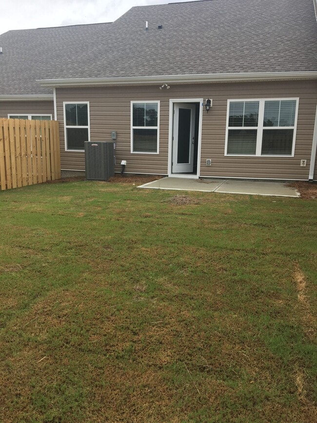 Building Photo - 2 Bed/ 2 Bath Townhome - 7 Minutes from Fort Gordon!