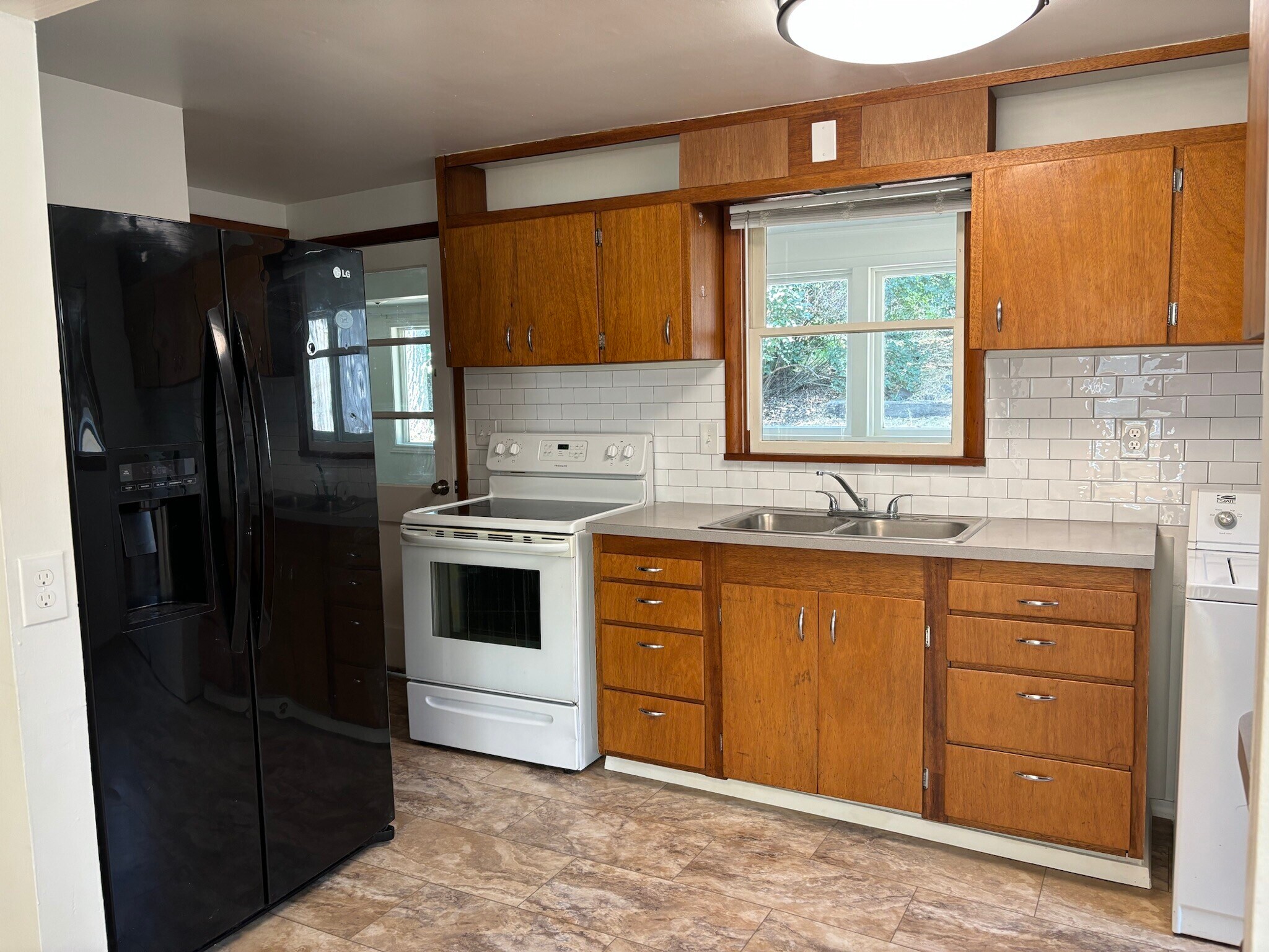 Building Photo - 610 NE Gray Ln