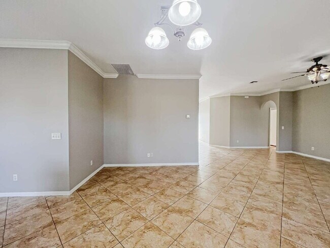 Building Photo - 906 Alfreda Ave