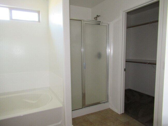Building Photo - Spacious Home in Gated Community!