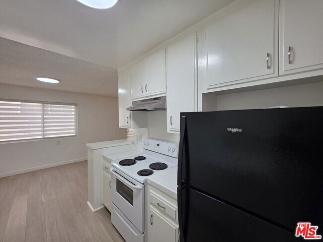 Building Photo - 10815 Rose Ave