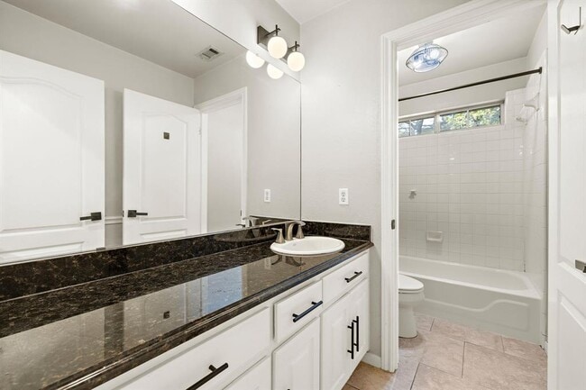 Building Photo - 2114 Hilton Head Dr