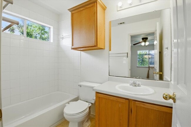 Building Photo - 508 Crater Lake Dr