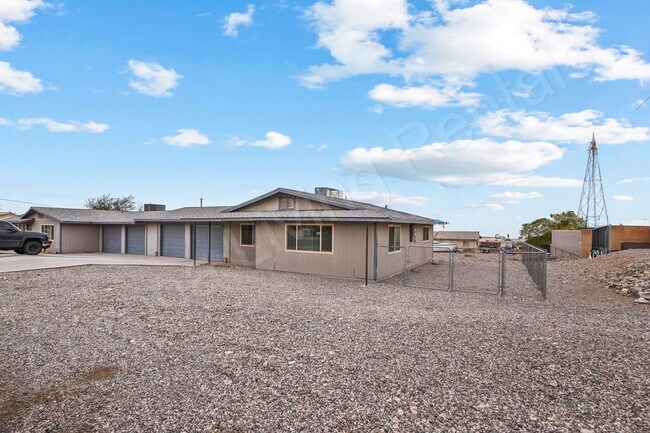 Building Photo - 703 Desert Glen Dr
