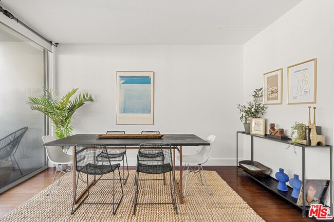 Building Photo - 8787 Shoreham Dr