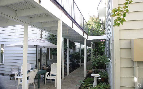 Courtyard - Maplewood Court